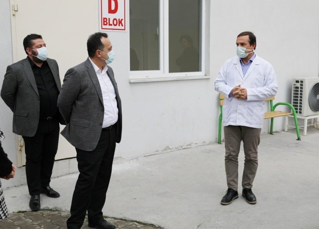 Akhisar’da artan Covid-19 vakaları sebebiyle harekete geçen Akhisar Belediye Başkanı Besim Dutlulu, koronavirüse karşı hem vatandaşların sağlıklarını korumak hem de pandemi süresince fedakarca çalışan sağlıkçılar için poliklinik olarak kullanılacak 1 adet prefabrik yapıyı Akhisar Mustafa Kirazoğlu Devlet Hastanesi’nin kullanımına sundu.