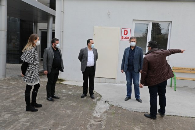 Akhisar’da koronavirüs ile mücadele devam ediyor. Koronavirüse karşı kent genelinde dezenfekte çalışmalarına aralıksız devam eden Akhisar Belediyesi, halkın ve sağlık emekçilerinin de sağlığını düşünüyor. Akhisar Belediye Başkanı Besim Dutlulu, Akhisar Mustafa Kirazoğlu Hastanesi Başhekimi Erol Karaca ile görüşerek, pandemi süresince sağlıkçıların numune almak için kullanacağı 1 adet prefabrik yapıyı hastanenin kullanımına sundu. Mustafa Kirazoğlu Hastanesi’ni ziyaret eden Başkan Besim Dutlulu, prefabrik yapıyı hastane yönetimine teslim etti.