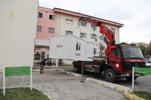 Şehrimizde artan Covid-19 vakaları sebebiyle hem halkımızın sağlığını korumak hem de yoğun çalışma temposu içerisinde olan sağlıkçılarımıza yardımcı olmak amacıyla, poliklinik olarak kullanılmak üzere 1 adet prefabrik kabini pandemi süresince kullanmaları için Kirazoğlu Hastanesi’nin kullanımına sunduk. Lütfen bu süreçte kendinizin ve sevdiklerinizin sağlığı için tedbirleri elden bırakmayın; maske takmaya, mesafeye ve kalabalık alanlardan uzak durmaya özen gösterelim” ifadelerini kullandı.