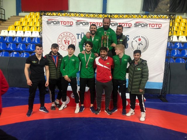 Sakarya’da sona eren Gençler Türkiye Şampiyonasında 10 sıkletin 7’sinde mücadele eden Akhisar Belediyespor güreşçileri büyük bir başarıya imza attı.