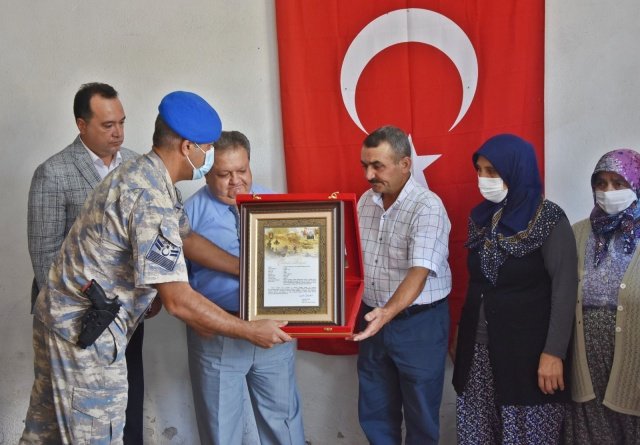 Suriye İdlip’te Bahar Kalkanı Harekâtında Türk Silahlı Kuvvetleri’nin konvoyuna yapılan hain saldırıda şehit düşen Akhisarlı Piyade Teğmen Osman Alp’in baba ocağı Muştullar köyündeki ailesine şehadet belgesi Akhisar protokolü tarafından takdim edildi.