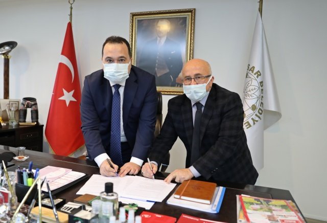 Akhisar Belediyesi 1 ile 5 yaş arası çocuklara ücretsiz süt dağıtımına 2021 yılında da devam edecek. Akhisar Belediyesi ile Köy-Koop Manisa Birlik arasında yapılan yeni protokol ile 2021 yılında da ücretsiz süt dağıtımı devam edeceği bildirildi.