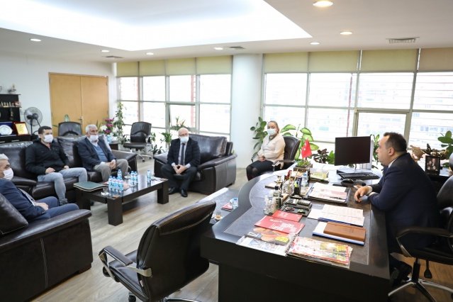 Akhisar Belediye Başkanı Besim Dutlulu’nun makamında yapılan protokole Köy-Koop Manisa Birlik Başkanı Mehmet Kavas’ın yanı sıra Demirci Bardakçı Kooperatif Başkanı Ali İlkdoğan, Köy-Koop Manisa Birlik Başkan Yardımcısı Hasan Ali Topuz ve Köy-Koop Manisa Birlik Müdürü Mehmet Sava katıldı. Yapılan protokol kapsamında Süt Kuzusu projesi ile 1-5 yaş arası Akhisarlı çocuklar taze sütle buluşmaya devam edecek.