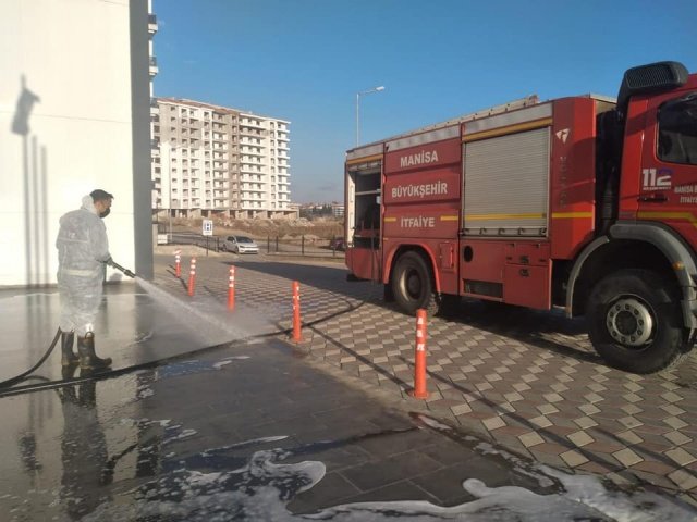 Bu kapsamda Alaşehir ilçesinde de hastaneler, sağlık ocakları, cadde, bulvar ve kaldırımlar dezenfeksiyonlu su ile yıkanarak, koronavirüse karşı daha güvenli hale getirildi.