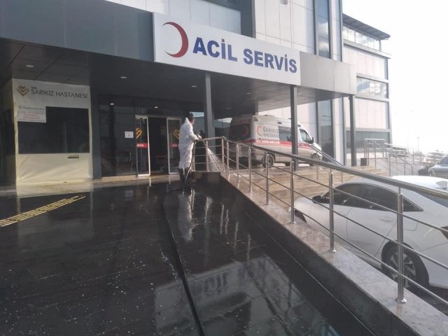 Manisa Büyükşehir Belediyesi İtfaiye Dairesi Başkanlığı Alaşehir İtfaiye Amirliği ekipleri, ilçedeki sorumluluk alanına giren cadde, ana arter ve kaldırımlar ile hastaneler ve sağlık ocaklarının girişlerini dezenfeksiyonlu su ile yıkama çalışması gerçekleştirdi. 17 ilçede olduğu gibi Alaşehir ilçesinde de yapılan çalışmalar, vatandaşların takdirini kazandı.