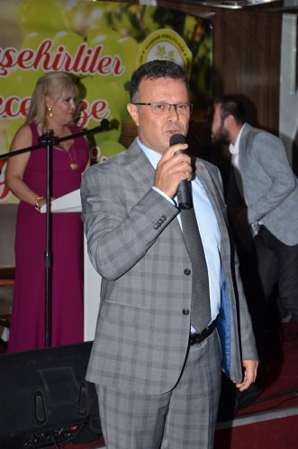 Sivil toplumda örgütlenmenin önemli bir halkası olan derneklerdeki dayanışmanın kanıtı 16 Ekim Cumartesi akşamı Bayraklı Belediye Havuz Restaurant Tesislerinde “Alaşehirliler Gecesi” ile tüm hemşerilerini kucakladı. Pandemi şartları da düşünülerek davetli listesi kısıtlı tutulan etkinlikte, HES kodu kontrolleri ile salona gelen her davetlinin ateşi ölçülerek salona alındı. Geceye Alaşehir Belediye Başkanı Ahmet Öküzcüoğlu ile siyasi partilerin il ve ilçe yöneticileri, Manisalı sivil toplum kuruluşlarının başkan yönetim ve üyeleri ile kamu ve iş dünyasından bir çok Alaşehirli hemşeri bir araya geldi.
