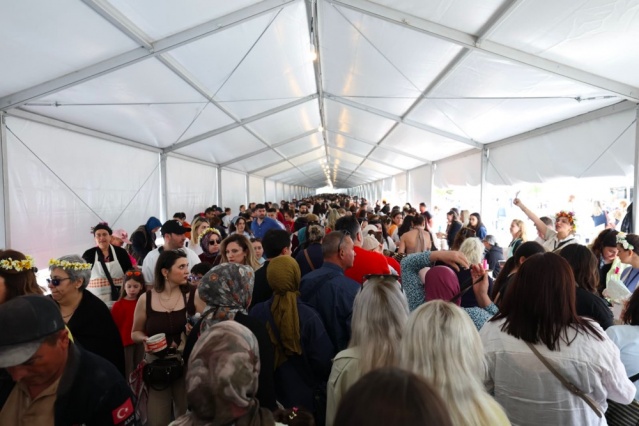 Festivalde Final Günü Programı

Festivalin son günü olan 26 Nisan Pazar günü ise etkinlikler gün boyu devam edecek. Alaçatı Cumhuriyet Meydanı’nda düzenlenecek söyleşilerde Aygül Aydın, Şevket Alaeddinoğlu, Dr. Banu Noyan ve Mine Ataman katılımcılarla buluşacak. Aynı alanda yazar Sunay Akın okurlarıyla bir araya gelecek.

Alaçatı Deneyim Noktası’nda “Alaçatı Otlarından Kadınlara Reçeteler” başlıklı özel söyleşi gerçekleştirilecek.

“Şefler Meydanı”nda ise uluslararası şefler sahne almayı sürdürecek. Chef Zeljko Bremec, Gökçen Adar ve Aykut Gülgü profesyonel mutfak deneyimlerini paylaşacak.

Günün erken saatlerinde Değirmenler Art alanında festival koşusu ve stretching etkinliği düzenlenirken, çocuklara yönelik etkinlikler de Cumhuriyet Meydanı’nda gün boyu devam edecek.

Alaçatı Ot Festivali, son gününde de kültür, gastronomi ve sosyal yaşamı buluşturan programıyla ziyaretçilerine güçlü bir final sunacak.