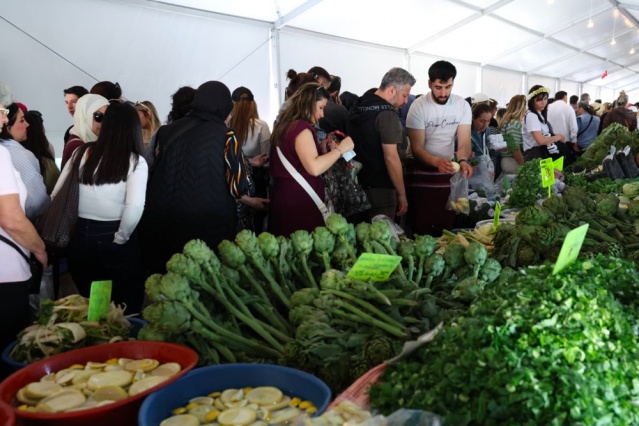 Başkan Denizli: “15’incisini gerçekleştirdiğimiz festivalimizi bu yıl uluslararası olarak düzenlemenin gururunu yaşıyoruz. 13 ülkeden 50 yabancı şefimiz, Ege mutfağının eşsiz otlarıyla özgün tarifler hazırlıyor. Hem gençlerimize hem de yetişkinlerimize gastronomi alanında önemli deneyimler sunuyoruz”