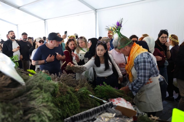 Festival kapsamında; şair Ataol Behramoğlu ve gastronomi dünyasının önde gelen isimlerinden Mehmet Yalçınkaya söyleşileriyle festivale katkı sundu. Kültür, edebiyat ve gastronominin bir araya geldiği programlar, ziyaretçilerden büyük ilgi gördü.