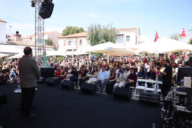 Cumartesi günü Alaçatı sokaklarında büyük bir ziyaretçi yoğunluğu yaşandı. Yüz binlerce kişinin katılımıyla festival alanları dolup taşarken, yerel üreticilerin otlar, enginar ve Çeşme limonu gibi ürünlerini sunduğu stantlar büyük ilgi gördü. Gastronomi yarışmaları, atölyeler ve uluslararası şeflerin katılımıyla gerçekleşen etkinlikler, festivalin uluslararası niteliğini güçlü şekilde yansıttı.