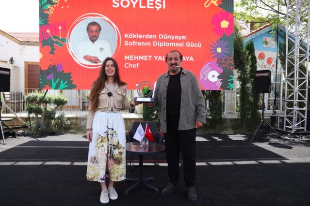 15.Uluslararası Alaçatı Ot Festivali’nde cumartesi günü, yoğun katılım ve zengin içerikli etkinliklerle geride kaldı. Bu yıl ilk kez uluslararası kimliğiyle düzenlenen festival, “Köklerden Dünyaya” temasıyla Çeşme’nin kültürel ve gastronomik değerlerini geniş kitlelerle buluşturdu.