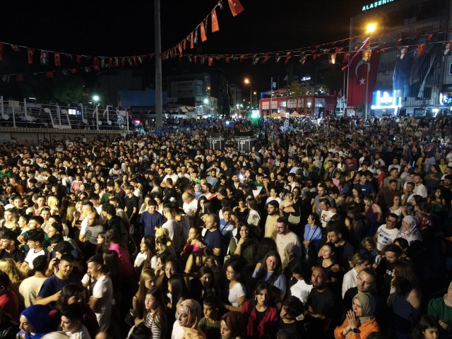 Konuşmaların ardından Başkan Öküzcüoğlu ve Genel Sekreter Yardımcısı Pınar, sanatçıya çiçek ve hediye takdim etti. Öte yandan Alaşehir Üzüm Festivali kapsamında düzenlenen yarışmalarda dereceye giren üreticilere de çeşitli hediyeler verildi.