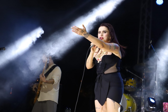 Başkan Öküzcüoğlu’ndan Başkan Zeyrek’e Teşekkür
Konser sonunda sahneye çıkan Alaşehir Belediye Başkanı Ahmet Öküzcüoğlu, “Hep beraberiz. Kadın-erkek eğleniyoruz, eğleneceğiz. Anlamlı bir gün. Çünkü 5 Eylül, Alaşehir’in kurtuluşunun 102’nci yıl dönümü. Bu akşamın mimarı Mimar Ferdi Zeyrek. Kendisine teşekkür ediyorum” dedi.