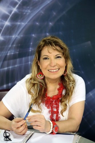Terazi: Kararsız ama adaletli, nazik ve dengelidirler. Son derece özverili olan başaklar için düşünülmek yeterli olabilir. Terazi kadını takıyı, makyaj malzemelerini ve parfümleri çok sever. Şıklığa önem verir. Örülmüş kazaklar, çoraplar, zarif hediyeler, yatak örtüsü, şifon giysiler, şemsiye, güzellik malzemeleri, egzotik parfümler seçeceğiniz hediyelerden olabilir.
Akrep: Güçlü, tutkulu ve dikkat çekicidirler. Başkalarının zayıflıklarını çok iyi görürler. Dibe de düşseler kendilerini yine baştan yaratıp yükselmeyi başarırlar. Duygularını yoğun yaşarlar. İç çamaşırı, deri aksesuar ve polisiye romanları, gümüş veya beyaz altın takıları severler. 
Yay: Kavrama yetenekleri gelişmiş olduğundan becerikliliklerinin de katkısıyla ele aldıkları her işte, özellikle ciddi işlerde ve felsefe konularında başarılı olurlar. Özgürlüklerine aşırı düşkün, rahat, meraklı ve cesurdurlar. Keşfetmeyi severler. Onların özgürlüğünü kısıtlamadığınızı gösterecek hediyeler almanız gerekebilir. Bavul, seyahat esnasında giyilecek rahat bir eşofman veya seyahatlerden alınan hediyeler onları mutlu eder. Spor kıyafetleri severler, kırtasiye ürünlerine ilgi duyarlar.
Oğlak: Geleceği ayrıntılı bir biçimde planlamaya çalışan Oğlaklar, sorumluluk sahibi, tutumlu bir burçtur. Çalışmayı çok sevdikleri için işkoliktirler. Her zaman şıklığa önem veren, klasik ve zamansız parçaları seven Oğlaklar için; yılan derisi ayakkabı ve çantalar, özel koleksiyon bir saat, marka kalemler, zamanı yönetebilecekleri takvim, ajanda ve defterler ile minimalist objeleri onlar için tercih edebilirsiniz.
 
Kova: Hayal güçleri sınırsız olmakla birlikte, düşünceleri bulundukları anın ötesinde, akılcı ve sezgiseldir. Dik kafalıdırlar, ancak sevecen tavırları ile tanınırlar. Orijinal, değişken ve sıra dışı insanlardır. Alacağınız hediye onları şaşırtmalıdır. Modayı kendilerine göre yaratabilecekleri için farklı palto ve çantalar, renkli ayakkabılar, eldiven, bere gibi aksesuarlar ve teknolojik aletler onları mutlu eder.

Balık: Sabırlı, eli açık, duyarlı ve duygusaldırlar. Dış etkenlerden çok etkilenir, sonsuz aşka ve romantizme inanırlar. Botlar ve ayakkabılar da onlara alınabilecek hediyeler arasındadır.  Evde ve banyoda kullanabilecekleri aromatik kokular, duş jelleri, banyoyla ilgili eşyalar alınabilir. Çünkü banyo ve suya dair her şey balıklar için çok önemlidir. Parfümler, masaj ve spa merkezlerinde geçirilecek bir gün hediye edilirse balıklar çok sevinecektir.

Tüm bu ipuçlarının ışığında, değer verdiklerinizin mutlu edecek en özel hediye sahip olmak için, Gizli Dolap’ta 14 Şubat Sevgililer Günü’ne özel, tüm ürünlerde geçerli yüzde 20 indirim kampanyasını kaçırmayın.