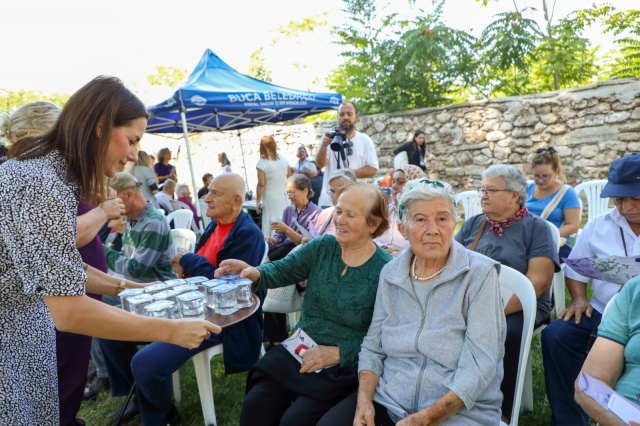 Buca Belediyesi, 21 Eylül Dünya Alzheimer Günü kapsamında, 60 yaş üstü vatandaşlar için ücretsiz  hizmet veren Ata Evi’nde  bir dizi farkındalık etkinliğine ev sahipliği yaptı. Etkinlikte konuşan Buca Belediye Başkanı Görkem Duman, Alzheimer hastaları ve ailelerine gereken desteği sunmak için her türlü imkânı seferber ettiklerini belirterek, “Unutmayın ki yalnız değilsiniz; birlikte daha güçlü olabilir, bu zorluğun üstesinden hep birlikte gelebiliriz” diye konuştu.