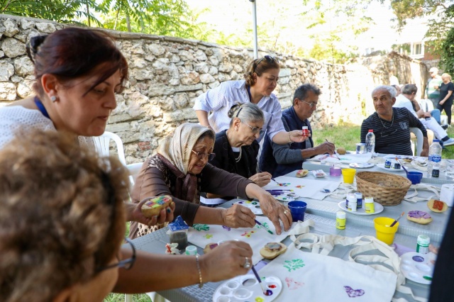 SEMİNER DÜZENLENDİ

Ata Evi’ndeki etkinlike kapsamında Nöroloji Uzmanı Doktor Fatma Akkan, “Alzheimer hastalığı nedir? Nasıl tanı konur? Alzheimer hastalarına bakım verenlere nasıl destek olunmalı? Alzheimer hasta yakınlarının dikkat etmesi gerekenler nelerdir?” konulu seminer verdi.
