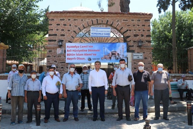Cuma namazının ardından Kurşunlu Camisi önünde Kula Belediyesi İkram Çeşmesi'nden vatandaşlara şerbet dağıtıldı.