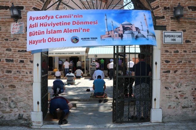 Kula Belediye Başkanı Hüseyin Tosun, Kula Merkez Kurşunlu Caii'nde kılınan Cuma namazı sonrası basın mensuplarına yaptığı açıklamada "Ülke olarak tarihi bir gün yaşıyoruz. Ayasofya-İ Kebir Camii'nin 86 yıl aradan sonra yeniden ibadete açılması kararı Kula'da da sevinçle karşılıyoruz. Cumhurbaşkanımız Sayın Recep Tayyip Erdoğan başta olmak üzere  emeği geçenlere teşekkür ediyor, Müslüman alemine hayırlı olmasını diliyorum" ifadelerini kullandı.