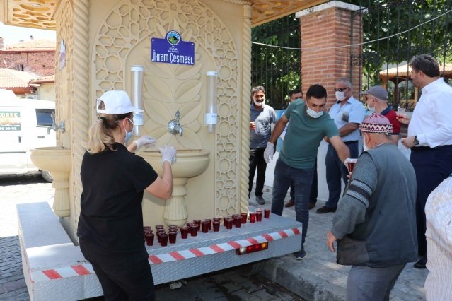 Kula Belediye Başkanı Hüseyin Tosun, Ayasofya-İ Kebir Camii'nin 86 yıl aradan sonra yeniden ibadete açılması dolayısıyla Kula Belediyesi olarak vatandaşlara şerbet ikramında bulunduklarını belirtti.