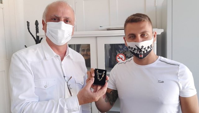 Ayvalık’ın Altınova Mahallesi’nde yaşayan kayınvalidesini ziyarete giden Vedatcan ve Özge Çobanoğlu çiftinin Altınova mezarlığı yolunda düşürdükleri üç bileklik ve bir kolyeli altın takıyı bulan Rahmiye Kuş takıları belediye aracılığı ile sahibine teslim etti.