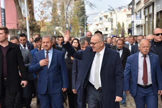 İlçe ziyaretlerini sürdüren Manisa Büyükşehir Belediye Başkanı Cengiz Ergün, Gördes ilçesinde partililer, mahalle muhtarları ve vatandaşların yoğun ilgisi ile karşılandı. Şehit Makbule Hanım Meydanında kendisini bekleyen coşkulu kalabalıkla tek tek tokalaşan Başkan Ergün, Büyükşehir ve MASKİ Genel Müdürlüğü tarafından Şehit Pilot Bahri Önser, Molla Fenari ve Atatürk Caddelerinde yapılan çalışmaları da yerinde inceledi. 

Manisa Büyükşehir Belediye Başkanı Cengiz Ergün, Gördes ilçesini ziyaret etti. Şehit Makbule Hanım Meydanında çiçeklerle karşılanan Başkan Ergün’e Genel Sekreter Aytaç Yalçınkaya, MASKİ Genel Müdürü Yaşar Coşkun, Büyükşehir Belediyesi Genel Sekreter Yardımcısı Yılmaz Gençoğlu, MASKİ Genel Müdür Yardımcısı Burak Aslay, Teftiş Kurulu Başkanı Ahmet Türkgüler, Başkan Danışmanı Azmi Açıkdil, Büyükşehir Belediyesi Daire Başkanları, MHP İl Başkanı Erkan Öztürk, MHP Gördes İlçe Başkanı Abdurrazik Yonat, Ülkü Ocakları Başkanı Mehmet Balaban, Kadın Kolları Başkanı Hediye Özsoy ve ilçe teşkilatı eşlik etti. Gördes ilçesi ziyaretine Şehit Makbule Hanım Meydanı’nda başlayan Başkan Ergün’e mahalle muhtarları da yoğun ilgi gösterdi. Gördes’te bulunmaktan dolayı mutlu olduğunu dile getiren Başkan Ergün, ilçe merkezindeki esnafları tek tek ziyaret ederek hayırlı işler diledi, vatandaşlarla sohbet etti. 
Prestij Caddeleri Gördes’e Hava Kattı
Başkan Ergün Şehit Pilot Bahri Önser, Molla Fenari ve Atatürk Caddelerinde Büyükşehir Belediyesi ve MASKİ Genel Müdürlüğü tarafından yapılan çalışmaları da yerinde inceledi. Esnafların ve vatandaşların büyük ilgisiyle karşılanan Başkan Ergün, kendisiyle fotoğraf çektirmek isteyenleri geri çevirmedi. Başkan Ergün, “Büyükşehir Belediyesi ve MASKİ Genel Müdürlüğümüz tarafından Gördes ilçemizdeki prestij caddelerinde altyapı ve üstyapı çalışmaları ilçeyi adeta modern bir görünüme kavuşturuyor. Vatandaşımız hizmetin en iyisine layık” dedi. Başkan Ergün, Manisa Büyükşehir Belediyesi Gördes Koordinasyon Binasını da ziyaret ederek, personeller ile hatıra fotoğrafı çektirdi.