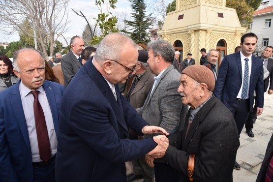 İlçe ziyaretlerini sürdüren Manisa Büyükşehir Belediye Başkanı Cengiz Ergün, Gördes ilçesinde partililer, mahalle muhtarları ve vatandaşların yoğun ilgisi ile karşılandı. Şehit Makbule Hanım Meydanında kendisini bekleyen coşkulu kalabalıkla tek tek tokalaşan Başkan Ergün, Büyükşehir ve MASKİ Genel Müdürlüğü tarafından Şehit Pilot Bahri Önser, Molla Fenari ve Atatürk Caddelerinde yapılan çalışmaları da yerinde inceledi. 

Manisa Büyükşehir Belediye Başkanı Cengiz Ergün, Gördes ilçesini ziyaret etti. Şehit Makbule Hanım Meydanında çiçeklerle karşılanan Başkan Ergün’e Genel Sekreter Aytaç Yalçınkaya, MASKİ Genel Müdürü Yaşar Coşkun, Büyükşehir Belediyesi Genel Sekreter Yardımcısı Yılmaz Gençoğlu, MASKİ Genel Müdür Yardımcısı Burak Aslay, Teftiş Kurulu Başkanı Ahmet Türkgüler, Başkan Danışmanı Azmi Açıkdil, Büyükşehir Belediyesi Daire Başkanları, MHP İl Başkanı Erkan Öztürk, MHP Gördes İlçe Başkanı Abdurrazik Yonat, Ülkü Ocakları Başkanı Mehmet Balaban, Kadın Kolları Başkanı Hediye Özsoy ve ilçe teşkilatı eşlik etti. Gördes ilçesi ziyaretine Şehit Makbule Hanım Meydanı’nda başlayan Başkan Ergün’e mahalle muhtarları da yoğun ilgi gösterdi. Gördes’te bulunmaktan dolayı mutlu olduğunu dile getiren Başkan Ergün, ilçe merkezindeki esnafları tek tek ziyaret ederek hayırlı işler diledi, vatandaşlarla sohbet etti. 
Prestij Caddeleri Gördes’e Hava Kattı
Başkan Ergün Şehit Pilot Bahri Önser, Molla Fenari ve Atatürk Caddelerinde Büyükşehir Belediyesi ve MASKİ Genel Müdürlüğü tarafından yapılan çalışmaları da yerinde inceledi. Esnafların ve vatandaşların büyük ilgisiyle karşılanan Başkan Ergün, kendisiyle fotoğraf çektirmek isteyenleri geri çevirmedi. Başkan Ergün, “Büyükşehir Belediyesi ve MASKİ Genel Müdürlüğümüz tarafından Gördes ilçemizdeki prestij caddelerinde altyapı ve üstyapı çalışmaları ilçeyi adeta modern bir görünüme kavuşturuyor. Vatandaşımız hizmetin en iyisine layık” dedi. Başkan Ergün, Manisa Büyükşehir Belediyesi Gördes Koordinasyon Binasını da ziyaret ederek, personeller ile hatıra fotoğrafı çektirdi.