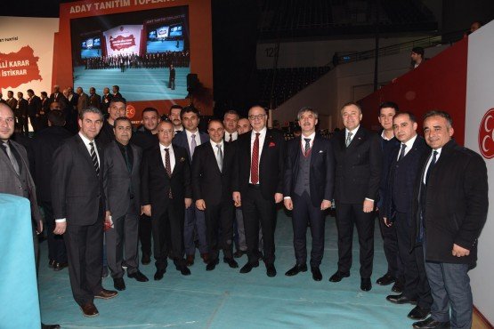 Milliyetçi Hareket Partisi, 31 Mart tarihinde yapılacak olan yerel seçimlerde destekleyecekleri adaylar için tanıtım toplantısı düzenledi. Milliyetçi Hareket Partisi Genel Başkanı Devlet Bahçeli’nin katılımlarıyla yapılan toplantıda 88 ilçesiyle 3 büyükşehir, 403 ilçesi ve 387 beldesiyle 51 il olmak üzere toplamda 931 belediye başkan adayının ismi açıklandı.
Milliyetçi Hareket Partisi Genel Başkanı Devlet Bahçeli’nin katılımlarıyla, Ankara Atatürk Spor Salonu’nda 31 Mart 2019 Yerel Seçimleri için aday tanıtım toplantısı düzenlendi. 88 ilçesiyle 3 büyükşehir, 403 ilçesiyle 50 il ve 387 belde olmak üzere toplamda 931 belediye başkan adayının tanıtıldığı toplantıda MHP Genel Başkanı Devlet Bahçeli, adaylara ve partililere seslendi. Aday tanıtım toplantısına Manisa Büyükşehir Belediye Başkanı Cengiz Ergün’ün yanı sıra MHP İl Başkanı Erkan Öztürk, Turgutlu Belediye Başkanı Turgay Şirin, Salihli Belediye Başkanı Zeki Kayda, Alaşehir Belediye Başkanı Ali Uçak, Sarıgöl Belediye Başkanı Necati Selçuk, Kula Belediye Başkanı Hüseyin Tosun, Selendi Belediye Başkan Adayı Nurullah Savaş, Genel Sekreter Yardımcısı Aytaç Yalçınkaya, Büyükşehir Belediye Meclisi MHP Grup Başkanvekili Mehmet Güzgülü, büyükşehir ve MASKİ daire başkanları katıldı. Toplantıya Manisa’dan yaklaşık bin 500 partili katıldı. Manisa Büyükşehir Belediye Başkanı Cengiz Ergün ve 6 ilçe belediye başkanına sevgi gösterilerinde bulunan Manisalılar, “Manisa ovası bozkurt yuvası” sloganlarıyla Ankara Atatürk Spor Salonu’nu inletti.
“Beka için milli karar, cumhur için istikrar”
“Beka için milli karar, cumhur için istikrar” sloganıyla konuşmasına başlayan MHP Genel Başkanı Devlet Bahçeli, Milliyetçi-Ülkücü hareketin Türklüğün ve Türkiye'nin beka davası olduğunu ifade ederek, “Öyle bir dönemdeyiz ki hem tarih yazıyor, hem de yazılan tarihe şahitlik ediyoruz. MHP, 50 yıllık birikim ve tecrübesiyle, 50 yıllık ilke ve tutarlılığıyla, 50 yıllık siyasi ahlak ve ağırlığıyla Türkiye'nin önünü açıyor, serpilip gelişmesine destek veriyor. Herhangi bir çıkar gözetmeksizin, herhangi bir pazarlık veya al-ver sürecine dahil olmaksızın milli bekamızın haklarını savunmak için fedakarlıksa fedakarlık, mücadeleyse mücadele, bedelse bedel, kısacası ne gerekiyorsa onu yapıyoruz. 31 Mart 2019 Mahalli İdareler Seçimleri'ni de bu şekilde kavrıyoruz” dedi.
Adayların İsimleri Okunarak Tanıtıldı
Bahçeli yaptığı konuşmasının ardından aralarında Manisa Büyükşehir Belediye Başkanı Cengiz Ergün’ün de bulunduğu 3 büyükşehir, il ve ilçelerin adaylarının isimleri okunarak sahnede tanıtımları yapıldı. Aday tanıtım toplantısı sonrasında MHP Genel Başkanı Devlet Bahçeli, adaylarla birlikte hatıra fotoğrafı çektirdi. Aday tanıtım töreni, Manisa Büyükşehir Belediyesi Televizyonu’ndan da anbean canlı yayınlandı.