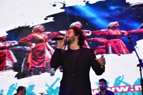 Manisa’nın 479 yıllık köklü geleneği, Uluslararası Manisa Mesir Macunu Festivali etkinlikleri kapsamında Türk Pop Müziği’nin sevilen sesi ve besteci Fettah Can, Manisalı hayranlarıyla buluştu.