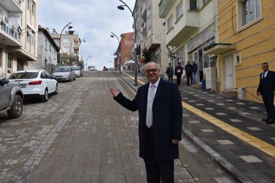 İlçe ziyaretlerini sürdüren Manisa Büyükşehir Belediye Başkanı Cengiz Ergün, Gördes ilçesinde partililer, mahalle muhtarları ve vatandaşların yoğun ilgisi ile karşılandı. Şehit Makbule Hanım Meydanında kendisini bekleyen coşkulu kalabalıkla tek tek tokalaşan Başkan Ergün, Büyükşehir ve MASKİ Genel Müdürlüğü tarafından Şehit Pilot Bahri Önser, Molla Fenari ve Atatürk Caddelerinde yapılan çalışmaları da yerinde inceledi. 

Manisa Büyükşehir Belediye Başkanı Cengiz Ergün, Gördes ilçesini ziyaret etti. Şehit Makbule Hanım Meydanında çiçeklerle karşılanan Başkan Ergün’e Genel Sekreter Aytaç Yalçınkaya, MASKİ Genel Müdürü Yaşar Coşkun, Büyükşehir Belediyesi Genel Sekreter Yardımcısı Yılmaz Gençoğlu, MASKİ Genel Müdür Yardımcısı Burak Aslay, Teftiş Kurulu Başkanı Ahmet Türkgüler, Başkan Danışmanı Azmi Açıkdil, Büyükşehir Belediyesi Daire Başkanları, MHP İl Başkanı Erkan Öztürk, MHP Gördes İlçe Başkanı Abdurrazik Yonat, Ülkü Ocakları Başkanı Mehmet Balaban, Kadın Kolları Başkanı Hediye Özsoy ve ilçe teşkilatı eşlik etti. Gördes ilçesi ziyaretine Şehit Makbule Hanım Meydanı’nda başlayan Başkan Ergün’e mahalle muhtarları da yoğun ilgi gösterdi. Gördes’te bulunmaktan dolayı mutlu olduğunu dile getiren Başkan Ergün, ilçe merkezindeki esnafları tek tek ziyaret ederek hayırlı işler diledi, vatandaşlarla sohbet etti. 
Prestij Caddeleri Gördes’e Hava Kattı
Başkan Ergün Şehit Pilot Bahri Önser, Molla Fenari ve Atatürk Caddelerinde Büyükşehir Belediyesi ve MASKİ Genel Müdürlüğü tarafından yapılan çalışmaları da yerinde inceledi. Esnafların ve vatandaşların büyük ilgisiyle karşılanan Başkan Ergün, kendisiyle fotoğraf çektirmek isteyenleri geri çevirmedi. Başkan Ergün, “Büyükşehir Belediyesi ve MASKİ Genel Müdürlüğümüz tarafından Gördes ilçemizdeki prestij caddelerinde altyapı ve üstyapı çalışmaları ilçeyi adeta modern bir görünüme kavuşturuyor. Vatandaşımız hizmetin en iyisine layık” dedi. Başkan Ergün, Manisa Büyükşehir Belediyesi Gördes Koordinasyon Binasını da ziyaret ederek, personeller ile hatıra fotoğrafı çektirdi.