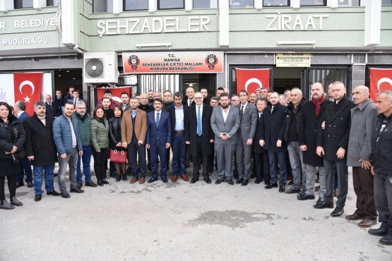 Cumhur İttifakı Manisa Büyükşehir Belediye Başkan Adayı ve Manisa Büyükşehir Belediye Başkanı Cengiz Ergün, Manisa Şehzadeler Ziraat Odası Başkanı Hüseyin Altındağ ve Şehzadeler İlçesi Çiftçi Mallarını Koruma Başkanı Ural Üncü’yü makamında ziyaret etti.  

Cumhur İttifakı’nın Manisa Büyükşehir Belediye Başkan Adayı ve Manisa Büyükşehir Belediye Başkanı Cengiz Ergün, seçim çalışmaları kapsamında sivil toplum kuruluşlarına ziyarette bulundu. Başkan Ergün, seçim çalışmaları kapsamında ilk ziyaretini Şehzadeler Ziraat Odası Başkanı Hüseyin Altındağ ve yönetim kurulu üyelerine yaptı. Başkan Ergün’e bu ziyaretinde Cumhur İttifakı’nın Şehzadeler Belediye Başkan Adayı ve Şehzadeler Belediye Başkanı Ömer Faruk Çelik, Manisa Büyükşehir Belediye Meclisi MHP Grup Başkanvekili Mehmet Güzgülü, MHP Manisa İl Başkanı Ömer Baysal, Büyükşehir Belediyesi Başkan Danışmanı Azmi Açıkdil, MHP Yunusemre İlçe Başkanı Buğra Çelikkanat, MHP Şehzadeler İlçe Başkanı Şener Özten, AK Parti Şehzadeler İlçe Başkanı Mehmet Emin Çipiloğlu, AK Parti ve MHP meclis üyesi adayları eşlik etti.
Ova Yolları İçin Taleplerini İletti
Şehzadeler Ziraat Odası Başkanı Hüseyin Altındağ, Büyükşehir Belediye Başkanı Cengiz Ergün’ün ziyaretinden duyduğu memnuniyeti ifade ederken, Büyükşehir Belediyesi tarafından ova yollarına yapılan çalışmalardan dolayı teşekkürlerini ileterek, yeni dönemde de üreticilerin yüzünün gülmesi için yapılan çalışmaların devam etmesi dileğinde bulundu. Ova yollarına yeni dönemde de gerekli önemin verilmesi için çağrıda bulunan Başkan Altındağ, 31 Mart’ta yapılacak seçimler için başkan adaylarına başarı dileklerini ileterek, seçimlerin Manisa ve Türkiye’ye hayırlı olması temennisinde bulundu. Cumhur İttifakı Şehzadeler Belediye Başkan Adayı ve Şehzadeler Belediye Başkanı Ömer Faruk Çelik, konuşmasında Şehzadeler Belediyesi olarak üreticilerin yanında olduklarını belirterek, gerekli desteğin sağlanacağını kaydetti. 
“Büyükşehir Belediyesi olarak üreticilerin yanındayız”
Cumhur İttifakı Büyükşehir Belediye Başkan Adayı ve Büyükşehir Belediye Başkanı Cengiz Ergün, ziyaretteki konuşmasında, Manisa Büyükşehir Belediyesi olarak her zaman üreticilerin yanında olduklarını belirterek, üreticiler için çeşitli çalışmalar ve projeler ürettiklerini kaydetti. Ova yollarının bakımı ve onarımı konusunda çalışmalarının olduğunu ifade eden Başkan Ergün, ilk 5 yıllık hizmet süresi kapsamında ova yollarında iyileştirmeler ve üreticilere yakıt konusunda gerekli desteğin sağlanması için meclis kararı aldıklarını hatırlattı. Erken uyarı ve don olayları karşısında üreticilerin bilgilendirilmesi açısından gerekli ekipman çalışmalarını yaptıklarına dikkati çeken Başkan Ergün, “Yol ağı kapsamında geride bıraktığımız seneler içinde 3 bin 500 kilometrelik bir yol ağını yapmak suretiyle vatandaşlarımıza daha iyi bir ulaşım hizmeti vermeye çalıştık” dedi. Başkan Ergün, yeni dönemde de üreticilere yönelik çalışmalarının devam edeceğini kaydetti. 
Şehzadeler İlçesi Çiftçi Mallarını Koruma Başkanlığı Ziyaret Edildi
Cumhur İttifakı Büyükşehir Belediyesi MHP Başkan Adayı ve Manisa Büyükşehir Belediye Başkanı Cengiz Ergün, Şehzadeler Ziraat Odası Ziyareti sonrasında Şehzadeler İlçesi Çiftçi Malları Koruma Başkanı Ural Üncü ve yönetim Kurulu üyelerini ziyaret etti. Başkan Ergün, burada Manisa Büyükşehir Belediyesi olarak üreticilere yönelik yapılan çalışmalar hakkında bilgi verdi. Başkan Ergün, ziyaretlerinde oda başkanlarına birer porselen vazo hediye ederek çalışmalarında başarılar diledi.
