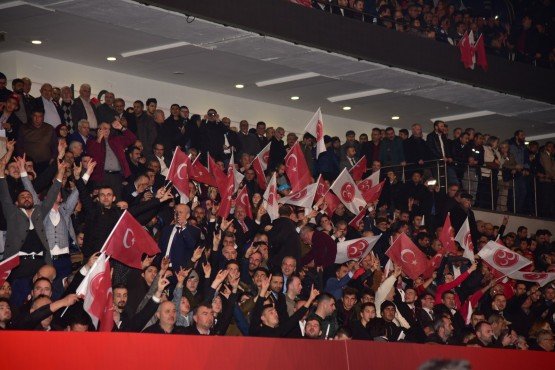 Milliyetçi Hareket Partisi, 31 Mart tarihinde yapılacak olan yerel seçimlerde destekleyecekleri adaylar için tanıtım toplantısı düzenledi. Milliyetçi Hareket Partisi Genel Başkanı Devlet Bahçeli’nin katılımlarıyla yapılan toplantıda 88 ilçesiyle 3 büyükşehir, 403 ilçesi ve 387 beldesiyle 51 il olmak üzere toplamda 931 belediye başkan adayının ismi açıklandı.
Milliyetçi Hareket Partisi Genel Başkanı Devlet Bahçeli’nin katılımlarıyla, Ankara Atatürk Spor Salonu’nda 31 Mart 2019 Yerel Seçimleri için aday tanıtım toplantısı düzenlendi. 88 ilçesiyle 3 büyükşehir, 403 ilçesiyle 50 il ve 387 belde olmak üzere toplamda 931 belediye başkan adayının tanıtıldığı toplantıda MHP Genel Başkanı Devlet Bahçeli, adaylara ve partililere seslendi. Aday tanıtım toplantısına Manisa Büyükşehir Belediye Başkanı Cengiz Ergün’ün yanı sıra MHP İl Başkanı Erkan Öztürk, Turgutlu Belediye Başkanı Turgay Şirin, Salihli Belediye Başkanı Zeki Kayda, Alaşehir Belediye Başkanı Ali Uçak, Sarıgöl Belediye Başkanı Necati Selçuk, Kula Belediye Başkanı Hüseyin Tosun, Selendi Belediye Başkan Adayı Nurullah Savaş, Genel Sekreter Yardımcısı Aytaç Yalçınkaya, Büyükşehir Belediye Meclisi MHP Grup Başkanvekili Mehmet Güzgülü, büyükşehir ve MASKİ daire başkanları katıldı. Toplantıya Manisa’dan yaklaşık bin 500 partili katıldı. Manisa Büyükşehir Belediye Başkanı Cengiz Ergün ve 6 ilçe belediye başkanına sevgi gösterilerinde bulunan Manisalılar, “Manisa ovası bozkurt yuvası” sloganlarıyla Ankara Atatürk Spor Salonu’nu inletti.
“Beka için milli karar, cumhur için istikrar”
“Beka için milli karar, cumhur için istikrar” sloganıyla konuşmasına başlayan MHP Genel Başkanı Devlet Bahçeli, Milliyetçi-Ülkücü hareketin Türklüğün ve Türkiye'nin beka davası olduğunu ifade ederek, “Öyle bir dönemdeyiz ki hem tarih yazıyor, hem de yazılan tarihe şahitlik ediyoruz. MHP, 50 yıllık birikim ve tecrübesiyle, 50 yıllık ilke ve tutarlılığıyla, 50 yıllık siyasi ahlak ve ağırlığıyla Türkiye'nin önünü açıyor, serpilip gelişmesine destek veriyor. Herhangi bir çıkar gözetmeksizin, herhangi bir pazarlık veya al-ver sürecine dahil olmaksızın milli bekamızın haklarını savunmak için fedakarlıksa fedakarlık, mücadeleyse mücadele, bedelse bedel, kısacası ne gerekiyorsa onu yapıyoruz. 31 Mart 2019 Mahalli İdareler Seçimleri'ni de bu şekilde kavrıyoruz” dedi.
Adayların İsimleri Okunarak Tanıtıldı
Bahçeli yaptığı konuşmasının ardından aralarında Manisa Büyükşehir Belediye Başkanı Cengiz Ergün’ün de bulunduğu 3 büyükşehir, il ve ilçelerin adaylarının isimleri okunarak sahnede tanıtımları yapıldı. Aday tanıtım toplantısı sonrasında MHP Genel Başkanı Devlet Bahçeli, adaylarla birlikte hatıra fotoğrafı çektirdi. Aday tanıtım töreni, Manisa Büyükşehir Belediyesi Televizyonu’ndan da anbean canlı yayınlandı.