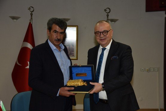 Cumhur İttifakı Manisa Büyükşehir Belediye Başkan Adayı ve Manisa Büyükşehir Belediye Başkanı Cengiz Ergün, Manisa Şehzadeler Ziraat Odası Başkanı Hüseyin Altındağ ve Şehzadeler İlçesi Çiftçi Mallarını Koruma Başkanı Ural Üncü’yü makamında ziyaret etti.  

Cumhur İttifakı’nın Manisa Büyükşehir Belediye Başkan Adayı ve Manisa Büyükşehir Belediye Başkanı Cengiz Ergün, seçim çalışmaları kapsamında sivil toplum kuruluşlarına ziyarette bulundu. Başkan Ergün, seçim çalışmaları kapsamında ilk ziyaretini Şehzadeler Ziraat Odası Başkanı Hüseyin Altındağ ve yönetim kurulu üyelerine yaptı. Başkan Ergün’e bu ziyaretinde Cumhur İttifakı’nın Şehzadeler Belediye Başkan Adayı ve Şehzadeler Belediye Başkanı Ömer Faruk Çelik, Manisa Büyükşehir Belediye Meclisi MHP Grup Başkanvekili Mehmet Güzgülü, MHP Manisa İl Başkanı Ömer Baysal, Büyükşehir Belediyesi Başkan Danışmanı Azmi Açıkdil, MHP Yunusemre İlçe Başkanı Buğra Çelikkanat, MHP Şehzadeler İlçe Başkanı Şener Özten, AK Parti Şehzadeler İlçe Başkanı Mehmet Emin Çipiloğlu, AK Parti ve MHP meclis üyesi adayları eşlik etti.
Ova Yolları İçin Taleplerini İletti
Şehzadeler Ziraat Odası Başkanı Hüseyin Altındağ, Büyükşehir Belediye Başkanı Cengiz Ergün’ün ziyaretinden duyduğu memnuniyeti ifade ederken, Büyükşehir Belediyesi tarafından ova yollarına yapılan çalışmalardan dolayı teşekkürlerini ileterek, yeni dönemde de üreticilerin yüzünün gülmesi için yapılan çalışmaların devam etmesi dileğinde bulundu. Ova yollarına yeni dönemde de gerekli önemin verilmesi için çağrıda bulunan Başkan Altındağ, 31 Mart’ta yapılacak seçimler için başkan adaylarına başarı dileklerini ileterek, seçimlerin Manisa ve Türkiye’ye hayırlı olması temennisinde bulundu. Cumhur İttifakı Şehzadeler Belediye Başkan Adayı ve Şehzadeler Belediye Başkanı Ömer Faruk Çelik, konuşmasında Şehzadeler Belediyesi olarak üreticilerin yanında olduklarını belirterek, gerekli desteğin sağlanacağını kaydetti. 
“Büyükşehir Belediyesi olarak üreticilerin yanındayız”
Cumhur İttifakı Büyükşehir Belediye Başkan Adayı ve Büyükşehir Belediye Başkanı Cengiz Ergün, ziyaretteki konuşmasında, Manisa Büyükşehir Belediyesi olarak her zaman üreticilerin yanında olduklarını belirterek, üreticiler için çeşitli çalışmalar ve projeler ürettiklerini kaydetti. Ova yollarının bakımı ve onarımı konusunda çalışmalarının olduğunu ifade eden Başkan Ergün, ilk 5 yıllık hizmet süresi kapsamında ova yollarında iyileştirmeler ve üreticilere yakıt konusunda gerekli desteğin sağlanması için meclis kararı aldıklarını hatırlattı. Erken uyarı ve don olayları karşısında üreticilerin bilgilendirilmesi açısından gerekli ekipman çalışmalarını yaptıklarına dikkati çeken Başkan Ergün, “Yol ağı kapsamında geride bıraktığımız seneler içinde 3 bin 500 kilometrelik bir yol ağını yapmak suretiyle vatandaşlarımıza daha iyi bir ulaşım hizmeti vermeye çalıştık” dedi. Başkan Ergün, yeni dönemde de üreticilere yönelik çalışmalarının devam edeceğini kaydetti. 
Şehzadeler İlçesi Çiftçi Mallarını Koruma Başkanlığı Ziyaret Edildi
Cumhur İttifakı Büyükşehir Belediyesi MHP Başkan Adayı ve Manisa Büyükşehir Belediye Başkanı Cengiz Ergün, Şehzadeler Ziraat Odası Ziyareti sonrasında Şehzadeler İlçesi Çiftçi Malları Koruma Başkanı Ural Üncü ve yönetim Kurulu üyelerini ziyaret etti. Başkan Ergün, burada Manisa Büyükşehir Belediyesi olarak üreticilere yönelik yapılan çalışmalar hakkında bilgi verdi. Başkan Ergün, ziyaretlerinde oda başkanlarına birer porselen vazo hediye ederek çalışmalarında başarılar diledi.