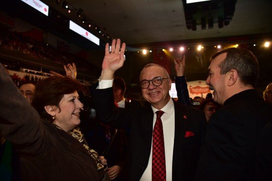 Milliyetçi Hareket Partisi, 31 Mart tarihinde yapılacak olan yerel seçimlerde destekleyecekleri adaylar için tanıtım toplantısı düzenledi. Milliyetçi Hareket Partisi Genel Başkanı Devlet Bahçeli’nin katılımlarıyla yapılan toplantıda 88 ilçesiyle 3 büyükşehir, 403 ilçesi ve 387 beldesiyle 51 il olmak üzere toplamda 931 belediye başkan adayının ismi açıklandı.
Milliyetçi Hareket Partisi Genel Başkanı Devlet Bahçeli’nin katılımlarıyla, Ankara Atatürk Spor Salonu’nda 31 Mart 2019 Yerel Seçimleri için aday tanıtım toplantısı düzenlendi. 88 ilçesiyle 3 büyükşehir, 403 ilçesiyle 50 il ve 387 belde olmak üzere toplamda 931 belediye başkan adayının tanıtıldığı toplantıda MHP Genel Başkanı Devlet Bahçeli, adaylara ve partililere seslendi. Aday tanıtım toplantısına Manisa Büyükşehir Belediye Başkanı Cengiz Ergün’ün yanı sıra MHP İl Başkanı Erkan Öztürk, Turgutlu Belediye Başkanı Turgay Şirin, Salihli Belediye Başkanı Zeki Kayda, Alaşehir Belediye Başkanı Ali Uçak, Sarıgöl Belediye Başkanı Necati Selçuk, Kula Belediye Başkanı Hüseyin Tosun, Selendi Belediye Başkan Adayı Nurullah Savaş, Genel Sekreter Yardımcısı Aytaç Yalçınkaya, Büyükşehir Belediye Meclisi MHP Grup Başkanvekili Mehmet Güzgülü, büyükşehir ve MASKİ daire başkanları katıldı. Toplantıya Manisa’dan yaklaşık bin 500 partili katıldı. Manisa Büyükşehir Belediye Başkanı Cengiz Ergün ve 6 ilçe belediye başkanına sevgi gösterilerinde bulunan Manisalılar, “Manisa ovası bozkurt yuvası” sloganlarıyla Ankara Atatürk Spor Salonu’nu inletti.
“Beka için milli karar, cumhur için istikrar”
“Beka için milli karar, cumhur için istikrar” sloganıyla konuşmasına başlayan MHP Genel Başkanı Devlet Bahçeli, Milliyetçi-Ülkücü hareketin Türklüğün ve Türkiye'nin beka davası olduğunu ifade ederek, “Öyle bir dönemdeyiz ki hem tarih yazıyor, hem de yazılan tarihe şahitlik ediyoruz. MHP, 50 yıllık birikim ve tecrübesiyle, 50 yıllık ilke ve tutarlılığıyla, 50 yıllık siyasi ahlak ve ağırlığıyla Türkiye'nin önünü açıyor, serpilip gelişmesine destek veriyor. Herhangi bir çıkar gözetmeksizin, herhangi bir pazarlık veya al-ver sürecine dahil olmaksızın milli bekamızın haklarını savunmak için fedakarlıksa fedakarlık, mücadeleyse mücadele, bedelse bedel, kısacası ne gerekiyorsa onu yapıyoruz. 31 Mart 2019 Mahalli İdareler Seçimleri'ni de bu şekilde kavrıyoruz” dedi.
Adayların İsimleri Okunarak Tanıtıldı
Bahçeli yaptığı konuşmasının ardından aralarında Manisa Büyükşehir Belediye Başkanı Cengiz Ergün’ün de bulunduğu 3 büyükşehir, il ve ilçelerin adaylarının isimleri okunarak sahnede tanıtımları yapıldı. Aday tanıtım toplantısı sonrasında MHP Genel Başkanı Devlet Bahçeli, adaylarla birlikte hatıra fotoğrafı çektirdi. Aday tanıtım töreni, Manisa Büyükşehir Belediyesi Televizyonu’ndan da anbean canlı yayınlandı.