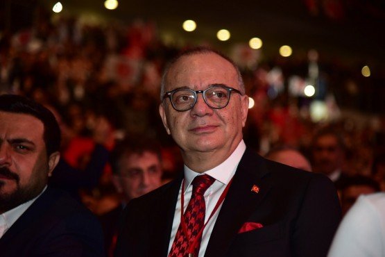 Milliyetçi Hareket Partisi, 31 Mart tarihinde yapılacak olan yerel seçimlerde destekleyecekleri adaylar için tanıtım toplantısı düzenledi. Milliyetçi Hareket Partisi Genel Başkanı Devlet Bahçeli’nin katılımlarıyla yapılan toplantıda 88 ilçesiyle 3 büyükşehir, 403 ilçesi ve 387 beldesiyle 51 il olmak üzere toplamda 931 belediye başkan adayının ismi açıklandı.
Milliyetçi Hareket Partisi Genel Başkanı Devlet Bahçeli’nin katılımlarıyla, Ankara Atatürk Spor Salonu’nda 31 Mart 2019 Yerel Seçimleri için aday tanıtım toplantısı düzenlendi. 88 ilçesiyle 3 büyükşehir, 403 ilçesiyle 50 il ve 387 belde olmak üzere toplamda 931 belediye başkan adayının tanıtıldığı toplantıda MHP Genel Başkanı Devlet Bahçeli, adaylara ve partililere seslendi. Aday tanıtım toplantısına Manisa Büyükşehir Belediye Başkanı Cengiz Ergün’ün yanı sıra MHP İl Başkanı Erkan Öztürk, Turgutlu Belediye Başkanı Turgay Şirin, Salihli Belediye Başkanı Zeki Kayda, Alaşehir Belediye Başkanı Ali Uçak, Sarıgöl Belediye Başkanı Necati Selçuk, Kula Belediye Başkanı Hüseyin Tosun, Selendi Belediye Başkan Adayı Nurullah Savaş, Genel Sekreter Yardımcısı Aytaç Yalçınkaya, Büyükşehir Belediye Meclisi MHP Grup Başkanvekili Mehmet Güzgülü, büyükşehir ve MASKİ daire başkanları katıldı. Toplantıya Manisa’dan yaklaşık bin 500 partili katıldı. Manisa Büyükşehir Belediye Başkanı Cengiz Ergün ve 6 ilçe belediye başkanına sevgi gösterilerinde bulunan Manisalılar, “Manisa ovası bozkurt yuvası” sloganlarıyla Ankara Atatürk Spor Salonu’nu inletti.
“Beka için milli karar, cumhur için istikrar”
“Beka için milli karar, cumhur için istikrar” sloganıyla konuşmasına başlayan MHP Genel Başkanı Devlet Bahçeli, Milliyetçi-Ülkücü hareketin Türklüğün ve Türkiye'nin beka davası olduğunu ifade ederek, “Öyle bir dönemdeyiz ki hem tarih yazıyor, hem de yazılan tarihe şahitlik ediyoruz. MHP, 50 yıllık birikim ve tecrübesiyle, 50 yıllık ilke ve tutarlılığıyla, 50 yıllık siyasi ahlak ve ağırlığıyla Türkiye'nin önünü açıyor, serpilip gelişmesine destek veriyor. Herhangi bir çıkar gözetmeksizin, herhangi bir pazarlık veya al-ver sürecine dahil olmaksızın milli bekamızın haklarını savunmak için fedakarlıksa fedakarlık, mücadeleyse mücadele, bedelse bedel, kısacası ne gerekiyorsa onu yapıyoruz. 31 Mart 2019 Mahalli İdareler Seçimleri'ni de bu şekilde kavrıyoruz” dedi.
Adayların İsimleri Okunarak Tanıtıldı
Bahçeli yaptığı konuşmasının ardından aralarında Manisa Büyükşehir Belediye Başkanı Cengiz Ergün’ün de bulunduğu 3 büyükşehir, il ve ilçelerin adaylarının isimleri okunarak sahnede tanıtımları yapıldı. Aday tanıtım toplantısı sonrasında MHP Genel Başkanı Devlet Bahçeli, adaylarla birlikte hatıra fotoğrafı çektirdi. Aday tanıtım töreni, Manisa Büyükşehir Belediyesi Televizyonu’ndan da anbean canlı yayınlandı.