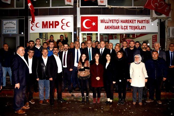 Manisa Büyükşehir Belediye Başkanı Cengiz Ergün, göreve yeni atanan MHP Akhisar İlçe Başkanı Ahmet Namal’a hayırlı olsun ziyaretinde bulundu. Yeni yönetime başarılar dileyen Başkan Ergün, yerel seçimler öncesi partililerle istişarede bulundu.
MHP Akhisar İlçe Başkanlığı görevine atanan Ahmet Namal’a Manisa Büyükşehir Belediye Başkanı Cengiz Ergün hayırlı olsun ziyaretinde bulundu. Başkan Ergün’e MHP İl Başkanı Erkan Öztürk, MHP Kadın Kolları İl Başkanı Hediye Özsoy da eşlik etti.  MHP İl Başkanı Erkan Öztürk, göreve atanan Ahmet Namal’a atama belgesini takdim ederek, başarılar diledi. MHP Akhisar İlçe Başkanı Ahmet Namal da yaklaşan yerel seçimlerde en iyi şekilde çalışacaklarını belirterek birlik ve beraberlik mesajları verdi. 
‘Hayırlı Olsun’	
MHP Akhisar İlçe Başkanı Ahmet Namal’a hayırlı olsun dileklerini ileten Başkan Ergün,” Geride bıraktığımız görev sürecimizde Manisa’mızda güzel hizmetler yapmaya çalıştık.  Vatandaşlarımızın takdiriyle inşallah yeniden aynı şevkle, aynı inançla bir beş yılda hizmet edeceğiz” dedi.