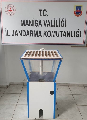 Turgutlu İlçe Jandarma Komutanlığı ve  JASAT Timiyle 30.5.2021 tarihi saat 22.00 sıralarında yapılan müşterek faaliyet neticesinde restorandın eklentisinde 46 erkek 4 kadın toplam 50 kişinin tombala oynadıkları tespit edilmiştir. Tombala oynadıkları tespit edilen şahıslar hakkında " Kumar Oynamaktan ve Hıfzıssıhha Kurulu Kararlarına Muhalefet Etmekten " 225.000 TL idari para cezası uygulanması için tutanak tanzim edilmiştir.