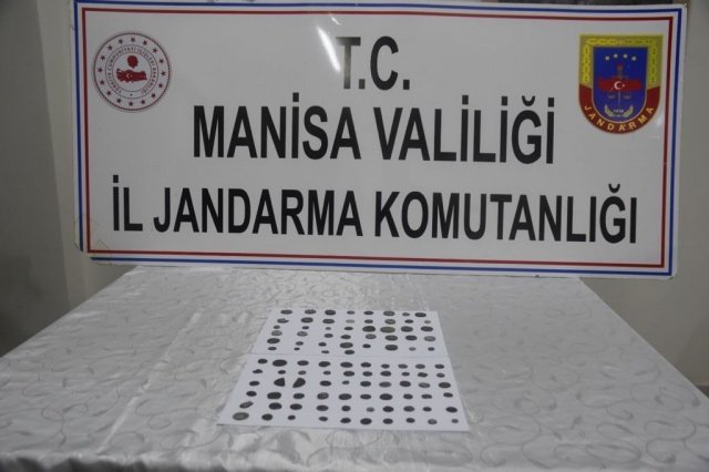 Akhisar İlçesi Efendi Mahallesinde Akhisar İlçe Jandarma Komutanlığı JASAT timi tarafından yürütülen istihbari çalışmalar neticesinde; şüpheli Y.G (E/24),Y.K(E/20) ve A.A(E/25) isimli şahıslarda eski tarihi dönemlere ait sikke bulunduğu ve satmaya çalıştıkları bilgisi elde edilmiştir. 24.06.2021 günü saat 00.30 sıralarında Adli mercilerden alınan arama kararına istinaden şüphelilerin ikametlerinde yapılan aramada tarihi eser nitelikli, toplam 104 Adet değişik ebatlarda, farklı tarihi döneme ait olduğu değerlendirilen altın, gümüş.... vb. madenlerden yapılmış sikke ele geçirilmiştir. Şüpheli şahıslar ifadelerinin alınmasına müteakip serbest bırakılmışlardır.