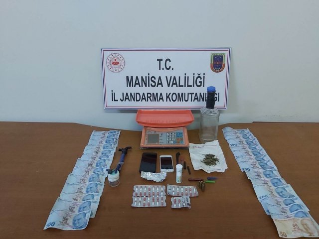 Alaşehir İlçesi, Yeşilyurt Mahallesinde 24.06.2021 günü Saat:21.00 sıralarında Alaşehir İlçe Jandarma Komutanlığı ve JASAT Timi ile müşterek görev kuvvetiyle icra edilen faaliyette H.B.(Erkek 1975 d.lu) isimli şahsın evinde Adli mercilerden alınan arama ve el koyma kararına istinaden yapılan aramada; 45 Adet Lyrica Hap, 15 gr. Metamfetamin, 5 gr. kubar esrar, 1 adet elektronik hassas terazi, 7 adet 9mm çapında mermi, 2850 TL nakit para ve 7 adet uyuşturucu içme aparatı ele geçirilmiştir. Şüpheli H.B.(Erkek 1975 d.lu)  isimli şahıs Cumhuriyet Savcısının talimatı ile gözaltına alınmış olup, 25.06.2021 tarihinde Adli Makamlara sevk edilecektir.