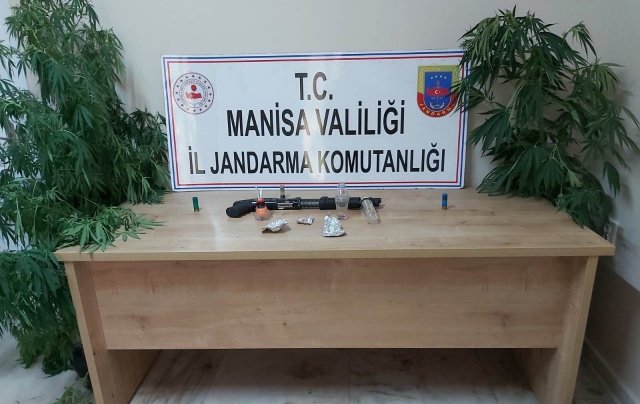 Manisa ili, Alaşehir ilçesi, Soğuksu Mahallesinde 16.07.2021 günü Saat:21.00 sıralarında JASAT ve Alaşehir İlçe Jandarma Komutanlığı ekiplerince yapılan istihbari çalışmalar sonucunda, İ.M.H.(erkek 1999 d.lu ) isimli şahsın evinde uyuşturucu madde sattığı bilgisi alınmasına müteakip, Adli makamlardan alınan arama kararına istinaden şahsın evinde ve eklentilerinde yapılan aramada; bahçesinde ekili vaziyette 2 adet Hint keneviri bitkisi, 15 gr. metamfetamin uyuşturucu maddesi, 2 adet lyrica hap, 2 adet uyuşturucu içme aparatı, 1 adet Magnum marka ruhsatsiz av tüfeği ele geçirilmiştir. İ.M.H. isimli şahıs ifadesinin alınmasına müteakip serbest bırakılmıştır.