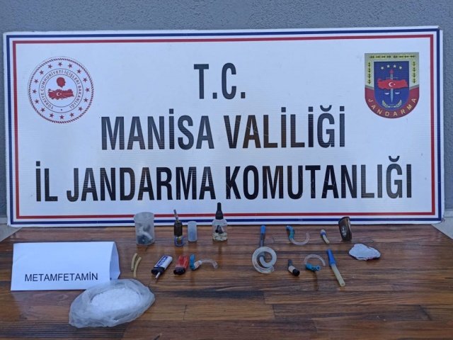 Manisa İli Salihli İlçesi Sart Mahallesinde 05.10.2021 günü saat:08.00 sıralarında Salihli İlçe Jandarma Komutanlığı unsurları, Manisa İl Jandarma Komutanlığı İstihbarat Şube Müdürlüğü ve Narkotik Köpek Timi ile birlikte Sart Işıklar mevkiinde yapılan Yol Kontrol ve Emniyet devriyesinde 35 DOT 49 plakalı araç içerisinde yapılan kontrolde sağ arka yolcu koltuğu bölümünde 110 gr metamfetamin uyuşturucu madde ve (20) adet uyuşturucu madde kullanma aparatı ele geçirilmiştir. Araç içerisinde bulunan şüpheliler F.Ç.(1977/E), O.U.(1982/E), S.Ö.(1994/E) ve Ş.İ.(2003/E) isimli şahıslar Adli makamlara sevk edilmek üzere gözaltına alınmıştır.