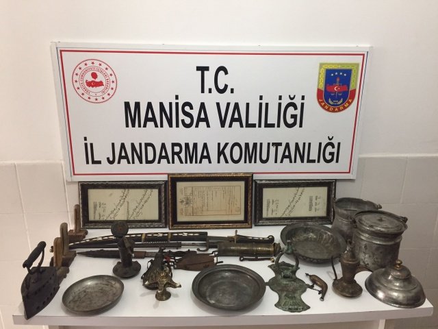 Ele geçirilen malzemeler Manisa İl Müze Müdürlüğü ekiplerine teslim edilmiştir. Şüpheliler H.Ö. ve M.Ö Saruhanlı Cumhuriyet Başsavcılığının talimatı ile gözaltına alınmıştır.