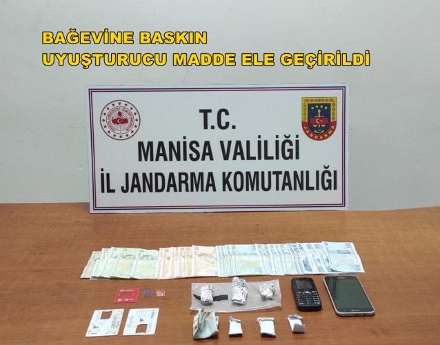 Manisa Son Haber-Manisa ili Alaşehir ilçesi Yeşilyurt Mahallesinde, 22.12.2021 günü saat 07:10 sıralarında Alaşehir İlçe Jandarma Komutanlığı 7’nci JASAT Timi ve Killik Jandarma Karakol Komutanlığınca yapılan İstihbari çalışmalar neticesinde; Ş.S.(Erkek-1989) isimli şahsın Yeşilyurt Mahallesi Soğukkuyu mevkiinde bulunan bağ evinde Uyuşturucu Madde Ticareti yapacağı ve uyuşturucu madde bulundurduğu yönünde bilgi elde edilmiştir. Alaşehir Nöbetçi Cumhuriyet Savcısına bilgi verilerek alınan arama kararına istinaden, söz konusu bağ evinde ve Ş.S.’nin ikametinde yapılan arama neticesinde satışa hazır vaziyette 25 gram Metamfetamin, 15 gram kubar esrar maddesi ve uyuşturucu madde ticaretinden elde ettiği 2200 TL ele geçirilmiştir. Şahıs Alaşehir Nöbetçi Cumhuriyet Savcısının talimatı ile gözaltına alınmıştır.