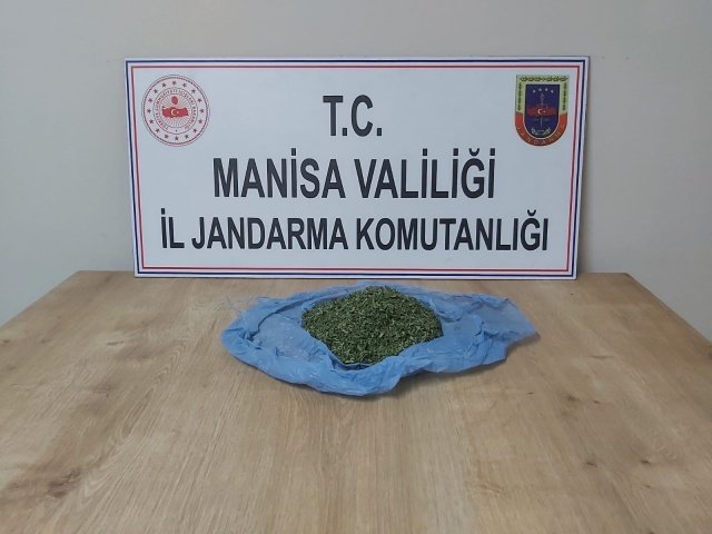 Manisa Son Haber-Manisa ili Alaşehir ilçesi Baklacı Mahallesinde 24.12.2021 günü saat 08.30 sıralarında,
 Alaşehir İlçe J.K.lığı 7'nci JASAT, Merkez J.Krk.K.lığı ve Motorsikletli Huzur Timi tarafından yapılan istihbari çalışmalar neticesinde; S.E.(Erkek-1988
D.lu)
 isimli şahsın Baklacı mahallesinde ikamet ettiği evinde ve kullanılmayan metruk bina ve eklentilerinde Uyuşturucu Madde Ticareti yaptığı ve söz konusu ev ve eklentilerinde uyuşturucu madde bulundurduğu yönünde bilgi elde edilmiştir. Konu ile ilgili Alaşehir
 Nöb.C.Savcısına bilgi verilmiş ve alınan arama kararına istinaden müşterek görev kuvveti ile S.E.’nin ikametinde ve kullanılmayan metruk bina ve eklentilerinde yapılan arama neticesinde yaklaşık 300 gram kubar esrar maddesi ele geçirilmiştir. Konu ile ilgili
 olarak Nöb. C.Savcısına bilgi verilmiş, S.E isimli şahsın Denizli ilinde olduğu tespit edilmiştir. Şüpheli şahsı yakalama çalışmalarına devam edilmektedir.