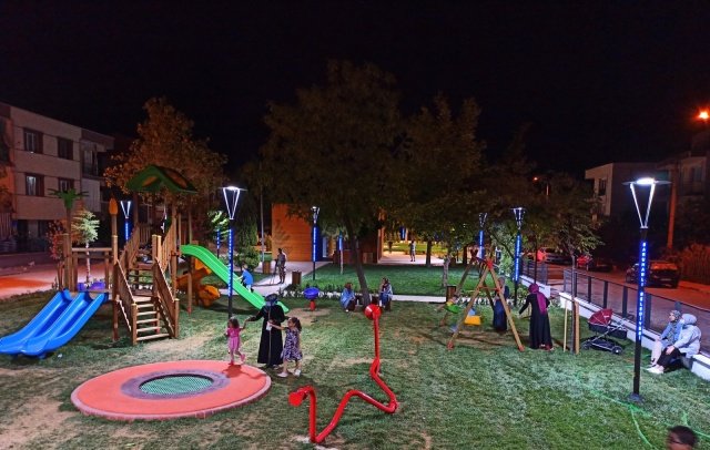 "Fen İşleri Müdürlüğümüz parkın bulunduğu 3 bin metrekare alanda yapısal ve bitkisel peyzaj uygulaması gerçekleştirdi. Parkın içine 59,52 metrekare kapalı alan, 11,82 metrekare yarı açık alan ve tuvalet inşa edildi. Ayrıca parkın içerisine kafeterya ve çocuk oyun grubu kuruldu. Parkımızı günümüz şartlarına uygun modern bir görünüme kavuşturduk. İlçemiz için hayırlı olsun."