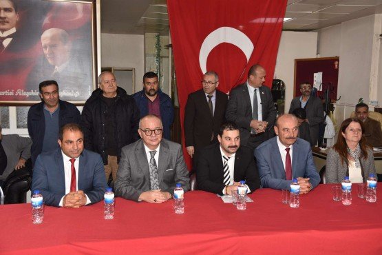 Manisa Büyükşehir Belediye Başkanı Cengiz Ergün, Milliyetçi Hareket Partisi Alaşehir İlçe Teşkilatına ziyarette bulundu. Teşkilat üyeleriyle bir araya gelen Başkan Ergün, MHP Alaşehir İlçe Başkanlığı görevine atanan Ali Apan’a da yeni görevinin hayırlı olmasını temenni etti.

Manisa Büyükşehir Belediyesi’nin Alaşehir’de hayata geçirdiği yatırımları yerinde incelemek ve tamamlanan projelerin açılışlarını yapmak üzere Alaşehir’e giden Manisa Büyükşehir Belediye Başkanı Cengiz Ergün, MHP Alaşehir İlçe Teşkilatını da ziyaret etti. MHP İl Başkanı Erkan Öztürk, Alaşehir Belediye Başkanı Ali Uçak ve MHP İl Kadın Kolları Başkanı Hediye Özsoy ile birlikte Alaşehir İlçe Teşkilatına giden Başkan Ergün, teşkilat üyeleriyle bir araya geldi. Ziyarette MHP İl Başkanı Erkan Öztürk ve Alaşehir Belediye Başkanı Ali Uçak, ilçe başkanı Ali Apan’a yeni görevinin hayırlı olması temennisinde bulundu. İlçe Başkanı Ali Apan da bayrak değişiminin ardından göreve geldiklerini belirterek, Yönetim Kurulu üyelerini tanıttı. Manisa Büyükşehir Belediye Başkanı Cengiz Ergün ise, Ali Apan ve Yönetim Kurulu Üyelerini tebrik ederek, yeni görevlerine başarılar diledi.
