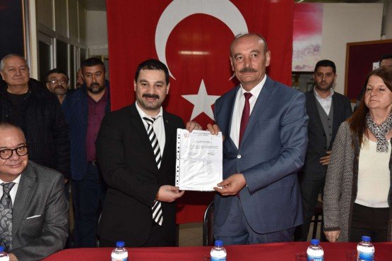 Manisa Büyükşehir Belediye Başkanı Cengiz Ergün, Milliyetçi Hareket Partisi Alaşehir İlçe Teşkilatına ziyarette bulundu. Teşkilat üyeleriyle bir araya gelen Başkan Ergün, MHP Alaşehir İlçe Başkanlığı görevine atanan Ali Apan’a da yeni görevinin hayırlı olmasını temenni etti.

Manisa Büyükşehir Belediyesi’nin Alaşehir’de hayata geçirdiği yatırımları yerinde incelemek ve tamamlanan projelerin açılışlarını yapmak üzere Alaşehir’e giden Manisa Büyükşehir Belediye Başkanı Cengiz Ergün, MHP Alaşehir İlçe Teşkilatını da ziyaret etti. MHP İl Başkanı Erkan Öztürk, Alaşehir Belediye Başkanı Ali Uçak ve MHP İl Kadın Kolları Başkanı Hediye Özsoy ile birlikte Alaşehir İlçe Teşkilatına giden Başkan Ergün, teşkilat üyeleriyle bir araya geldi. Ziyarette MHP İl Başkanı Erkan Öztürk ve Alaşehir Belediye Başkanı Ali Uçak, ilçe başkanı Ali Apan’a yeni görevinin hayırlı olması temennisinde bulundu. İlçe Başkanı Ali Apan da bayrak değişiminin ardından göreve geldiklerini belirterek, Yönetim Kurulu üyelerini tanıttı. Manisa Büyükşehir Belediye Başkanı Cengiz Ergün ise, Ali Apan ve Yönetim Kurulu Üyelerini tebrik ederek, yeni görevlerine başarılar diledi.