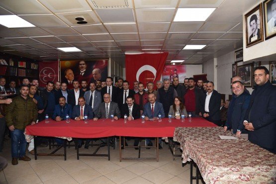 Manisa Büyükşehir Belediye Başkanı Cengiz Ergün, Milliyetçi Hareket Partisi Alaşehir İlçe Teşkilatına ziyarette bulundu. Teşkilat üyeleriyle bir araya gelen Başkan Ergün, MHP Alaşehir İlçe Başkanlığı görevine atanan Ali Apan’a da yeni görevinin hayırlı olmasını temenni etti.

Manisa Büyükşehir Belediyesi’nin Alaşehir’de hayata geçirdiği yatırımları yerinde incelemek ve tamamlanan projelerin açılışlarını yapmak üzere Alaşehir’e giden Manisa Büyükşehir Belediye Başkanı Cengiz Ergün, MHP Alaşehir İlçe Teşkilatını da ziyaret etti. MHP İl Başkanı Erkan Öztürk, Alaşehir Belediye Başkanı Ali Uçak ve MHP İl Kadın Kolları Başkanı Hediye Özsoy ile birlikte Alaşehir İlçe Teşkilatına giden Başkan Ergün, teşkilat üyeleriyle bir araya geldi. Ziyarette MHP İl Başkanı Erkan Öztürk ve Alaşehir Belediye Başkanı Ali Uçak, ilçe başkanı Ali Apan’a yeni görevinin hayırlı olması temennisinde bulundu. İlçe Başkanı Ali Apan da bayrak değişiminin ardından göreve geldiklerini belirterek, Yönetim Kurulu üyelerini tanıttı. Manisa Büyükşehir Belediye Başkanı Cengiz Ergün ise, Ali Apan ve Yönetim Kurulu Üyelerini tebrik ederek, yeni görevlerine başarılar diledi.