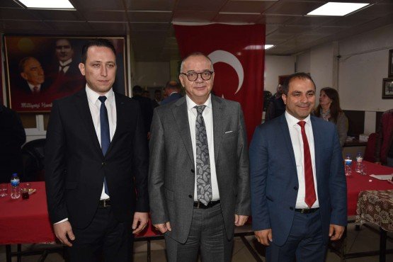 Manisa Büyükşehir Belediye Başkanı Cengiz Ergün, Milliyetçi Hareket Partisi Alaşehir İlçe Teşkilatına ziyarette bulundu. Teşkilat üyeleriyle bir araya gelen Başkan Ergün, MHP Alaşehir İlçe Başkanlığı görevine atanan Ali Apan’a da yeni görevinin hayırlı olmasını temenni etti.

Manisa Büyükşehir Belediyesi’nin Alaşehir’de hayata geçirdiği yatırımları yerinde incelemek ve tamamlanan projelerin açılışlarını yapmak üzere Alaşehir’e giden Manisa Büyükşehir Belediye Başkanı Cengiz Ergün, MHP Alaşehir İlçe Teşkilatını da ziyaret etti. MHP İl Başkanı Erkan Öztürk, Alaşehir Belediye Başkanı Ali Uçak ve MHP İl Kadın Kolları Başkanı Hediye Özsoy ile birlikte Alaşehir İlçe Teşkilatına giden Başkan Ergün, teşkilat üyeleriyle bir araya geldi. Ziyarette MHP İl Başkanı Erkan Öztürk ve Alaşehir Belediye Başkanı Ali Uçak, ilçe başkanı Ali Apan’a yeni görevinin hayırlı olması temennisinde bulundu. İlçe Başkanı Ali Apan da bayrak değişiminin ardından göreve geldiklerini belirterek, Yönetim Kurulu üyelerini tanıttı. Manisa Büyükşehir Belediye Başkanı Cengiz Ergün ise, Ali Apan ve Yönetim Kurulu Üyelerini tebrik ederek, yeni görevlerine başarılar diledi.