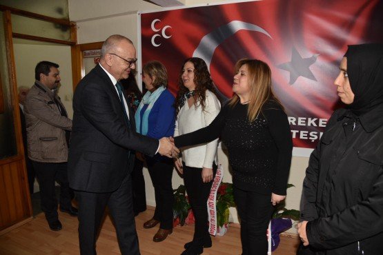 HABERİN DİĞER FOTOĞRAFLARINI GÖRMEK İÇİN FOTO ÜSTÜNE TIKLAYINIZ..
Manisa Büyükşehir Belediye Başkanı Cengiz Ergün, Soma ziyaretlerine MHP İlçe Başkanlığı ile başladı. Göreve yeni gelen MHP İlçe Başkanı Adem Yıldırım ve yönetimini tebrik eden Başkan Ergün, yerel seçimler öncesi başarı dileklerini iletti.

Bir takım temaslarda ve incelemelerde bulunmak üzere Soma’yı ziyaret eden Manisa Büyükşehir Belediye Başkanı Cengiz Ergün, partililer ve vatandaşlar tarafından MHP İlçe Başkanlığı önünde ilgiyle karşılanırken kendisine MHP İlçe Kadın Kolları Başkanı Emel Coşkun ve yönetimi tarafından çiçek takdim edildi. Başkan Ergün’e turgutalp Mahallesi Muhtarı Gülay Erdal tarafından da çiçek verildi. MHP Soma Eski İlçe Başkanı Murat Maan ve mahalle muhtarlarının da yer aldığı ziyarette, partililerle tek tek tokalaşan Başkan Ergün, ardından İlçe Başkanlığı’nı ziyaret etti. Başkan Ergün’e MHP İl Başkanı Erkan Öztürk ve MHP Kadın Kolları İl Başkanı Hediye Özsoy da eşlik etti. MHP İl Başkanı Erkan Öztürk, göreve yeni gelen MHP İlçe Başkanı Adem Yıldırım’a atama belgesini takdim ederek, başarı dileklerini iletti.  MHP İlçe Başkanı Adem Yıldırım da en iyi şekilde çalışarak yerel seçimlerde güzel sonuçlar elde edeceklerini ifade etti.
“Özveriyle çalıştık”
Son olarak söz alan Manisa Büyükşehir Belediye Başkanı Cengiz Ergün de, göreve yeni gelen İlçe Başkanı Adem Yıldırım ve yönetimini tebrik ederek, “Geride kalan hizmet dönemimizde Manisa’mızın 17 ilçesinde en iyi hizmetleri kazandırmak içim özveriyle çalıştık. Somamıza da birçok güzel hizmet yaptık. Yapılan çalışmalarımızın da vatandaşlarımız tarafından takdirle karşılanması bizleri mutlu ediyor” diye konuştu.