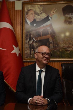 HABERİN DİĞER FOTOĞRAFLARINI GÖRMEK İÇİN FOTO ÜSTÜNE TIKLAYINIZ..
Manisa Büyükşehir Belediye Başkanı Cengiz Ergün, Soma ziyaretlerine MHP İlçe Başkanlığı ile başladı. Göreve yeni gelen MHP İlçe Başkanı Adem Yıldırım ve yönetimini tebrik eden Başkan Ergün, yerel seçimler öncesi başarı dileklerini iletti.

Bir takım temaslarda ve incelemelerde bulunmak üzere Soma’yı ziyaret eden Manisa Büyükşehir Belediye Başkanı Cengiz Ergün, partililer ve vatandaşlar tarafından MHP İlçe Başkanlığı önünde ilgiyle karşılanırken kendisine MHP İlçe Kadın Kolları Başkanı Emel Coşkun ve yönetimi tarafından çiçek takdim edildi. Başkan Ergün’e turgutalp Mahallesi Muhtarı Gülay Erdal tarafından da çiçek verildi. MHP Soma Eski İlçe Başkanı Murat Maan ve mahalle muhtarlarının da yer aldığı ziyarette, partililerle tek tek tokalaşan Başkan Ergün, ardından İlçe Başkanlığı’nı ziyaret etti. Başkan Ergün’e MHP İl Başkanı Erkan Öztürk ve MHP Kadın Kolları İl Başkanı Hediye Özsoy da eşlik etti. MHP İl Başkanı Erkan Öztürk, göreve yeni gelen MHP İlçe Başkanı Adem Yıldırım’a atama belgesini takdim ederek, başarı dileklerini iletti.  MHP İlçe Başkanı Adem Yıldırım da en iyi şekilde çalışarak yerel seçimlerde güzel sonuçlar elde edeceklerini ifade etti.
“Özveriyle çalıştık”
Son olarak söz alan Manisa Büyükşehir Belediye Başkanı Cengiz Ergün de, göreve yeni gelen İlçe Başkanı Adem Yıldırım ve yönetimini tebrik ederek, “Geride kalan hizmet dönemimizde Manisa’mızın 17 ilçesinde en iyi hizmetleri kazandırmak içim özveriyle çalıştık. Somamıza da birçok güzel hizmet yaptık. Yapılan çalışmalarımızın da vatandaşlarımız tarafından takdirle karşılanması bizleri mutlu ediyor” diye konuştu.